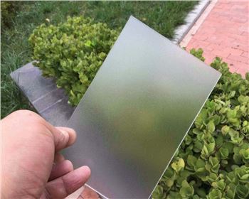 耐力板：堅(jiān)固透明，打造安全與創(chuàng)意的建筑材料